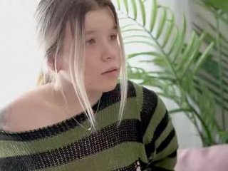 Webcam Belle - isoull cam babe with small tits wants dirty live sex